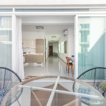 Spacious Penthouse W Side Sea View *