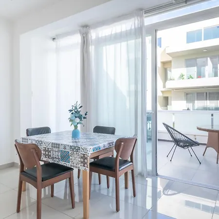 Spacious Penthouse W Side Sea View Apartment *