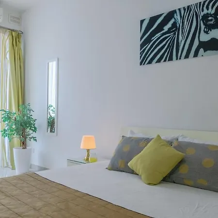 Spacious Penthouse W Side Sea View *