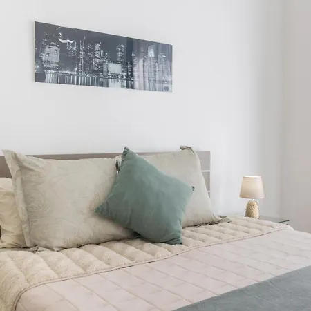 Spacious Penthouse W Side Sea View Apartment *