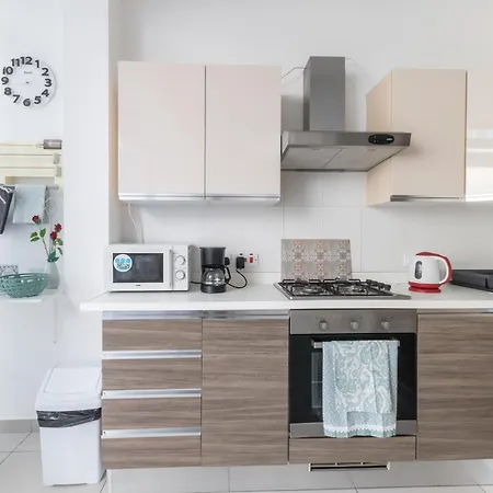 Spacious Penthouse W Side Sea View *