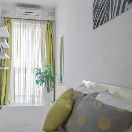 Spacious Penthouse W Side Sea View *