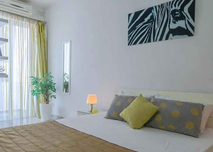 Spacious Penthouse W Side Sea View *