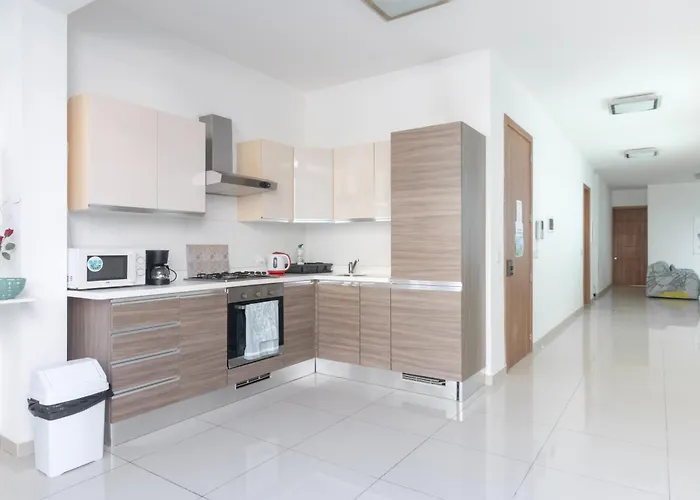 Spacious Penthouse W Side Sea View Apartment *