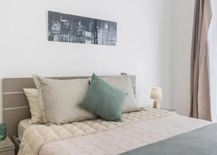 Spacious Penthouse W Side Sea View Apartment *