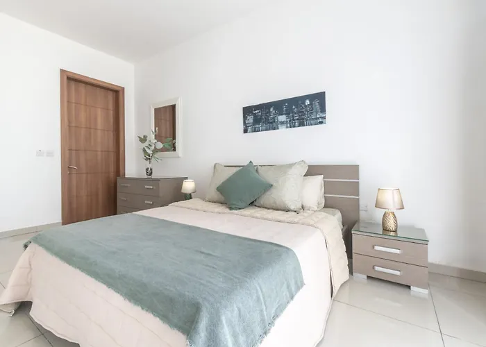 Spacious Penthouse W Side Sea View * St. Paul's Bay