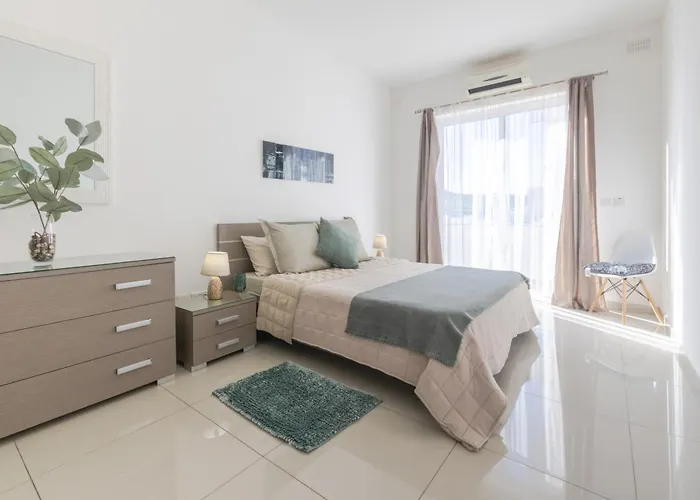 Apartment Spacious Penthouse W Side Sea View