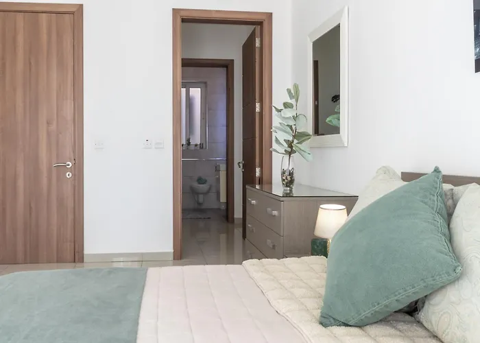 Spacious Penthouse W Side Sea View Apartment *