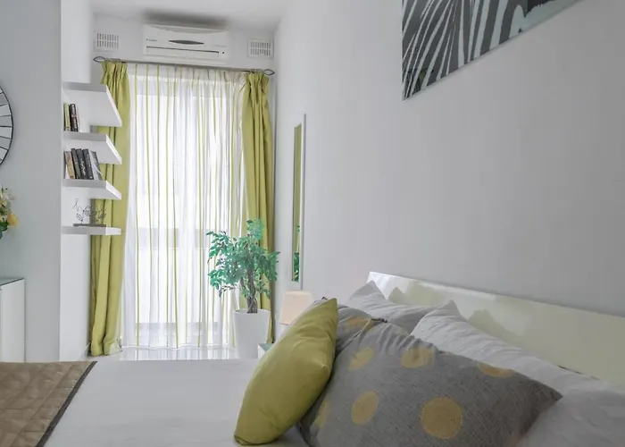 Spacious Penthouse W Side Sea View *