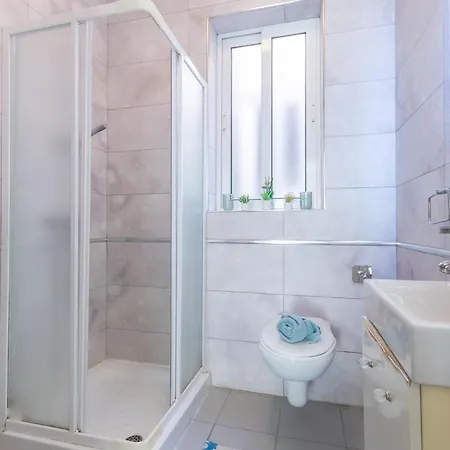 Spacious Penthouse W Side Sea View شقة *
