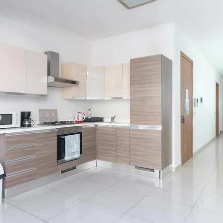 Spacious Penthouse W Side Sea View شقة *