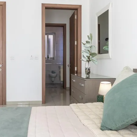 Spacious Penthouse W Side Sea View شقة *